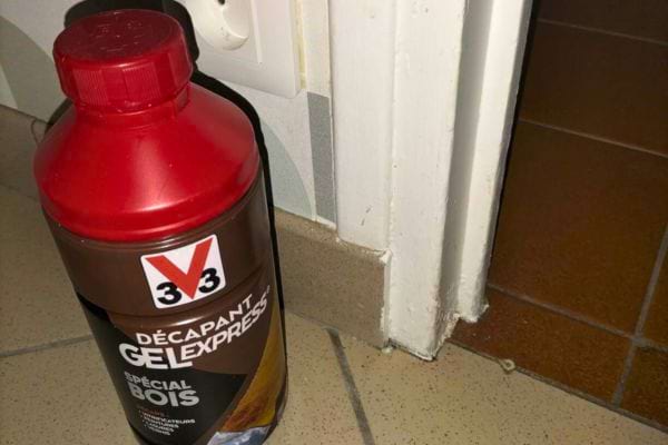 Décapant en gel pour bois posé près d'une plinthe à peindre.