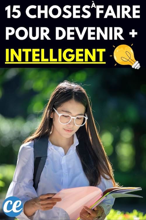 Jeune fille avec des lunettes blanches qui lit un livre dans la nature