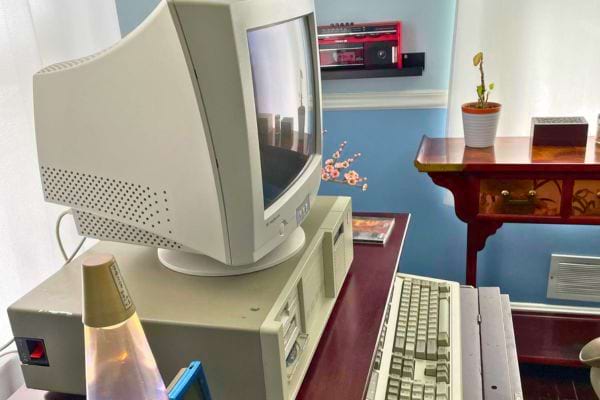 Vieil ordinateur CRT avec clavier mécanique et unité centrale beige.