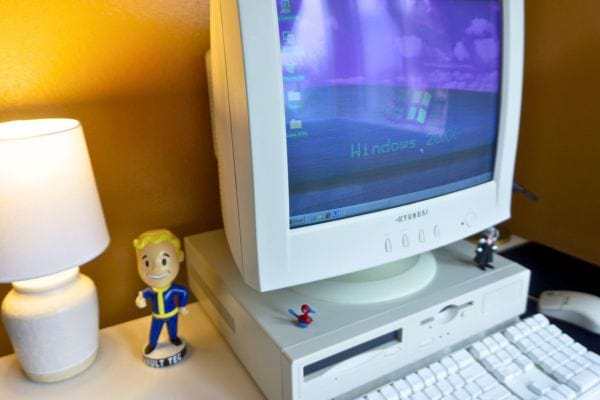 Écran CRT rétro sous Windows 2000 avec figurines sur le bureau.
