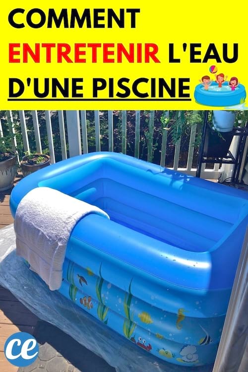 Une petite piscine gonflable bleu