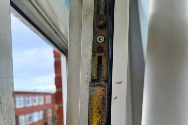 Fenêtre usée avec des signes de rouille.