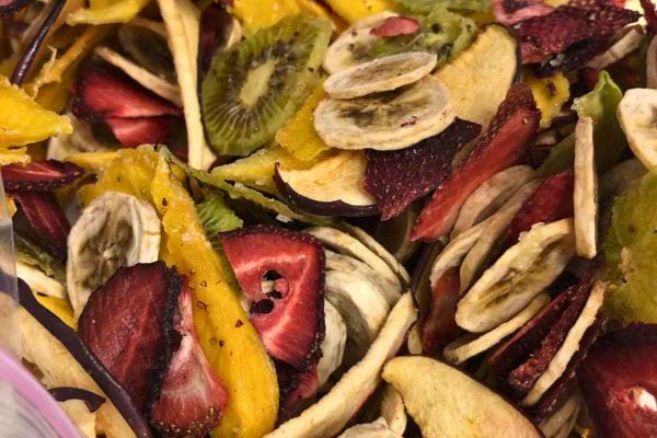 Mélange de fruits séchés déshydratés colorés.