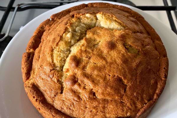 Gâteau moelleux à la banane sur une assiette.