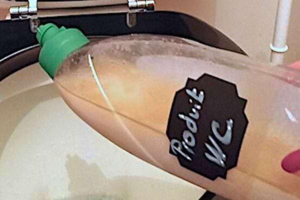 Gel WC au savon noir en utilisation.