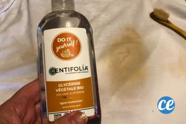 Glycérine végétale sur une tache avec une brosse à côté.
