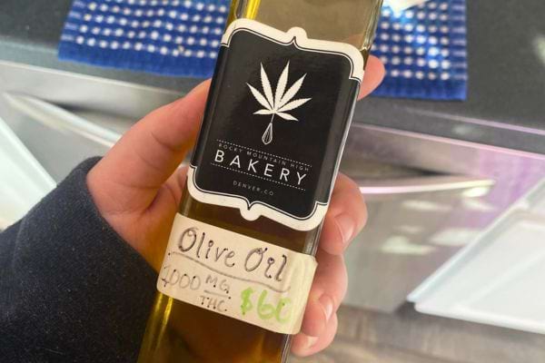 Huile d'olive au cannabis avec 4000 mg de THC, étiquette manuscrite.