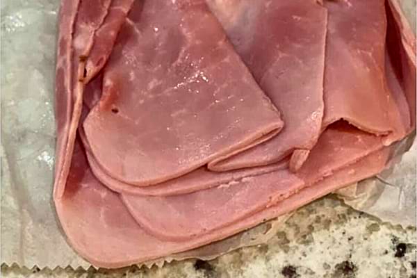 Du jambon blanc périmé depuis plusieurs qu'il ne faut pas manger