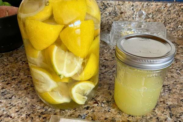 Grande jarre avec des tranches de citrons jaunes en saumure.