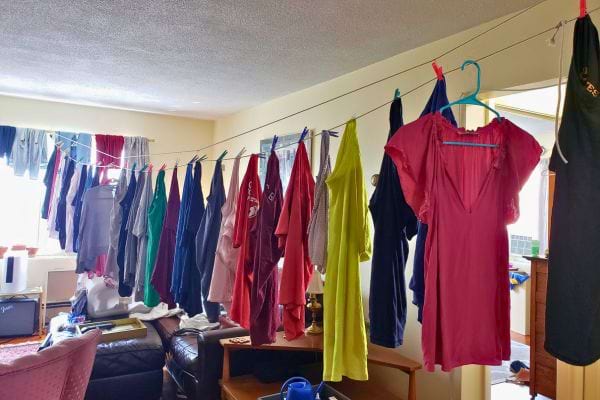 Linge étendu à l'intérieur d'une maison.