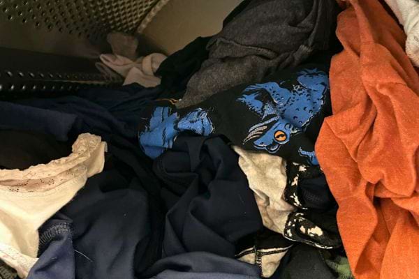 Linge humide dans un lave-linge.