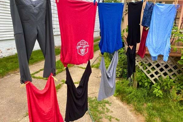 Linge mouillé séchant à l'extérieur.