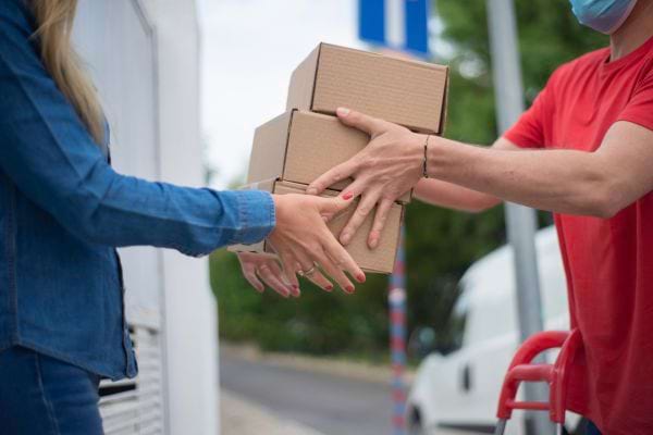 Deux personnes échangent des paquets, facilitant la transmission.