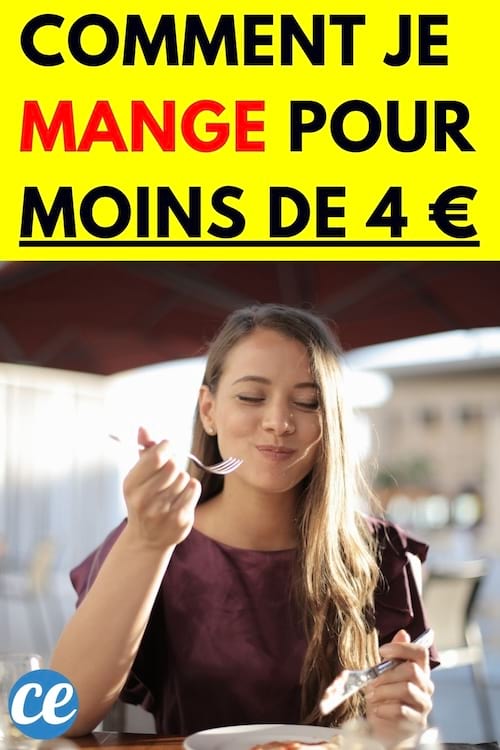 Une femme qui mange en souriant avec les yeux fermés