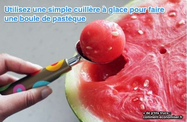 des boules de pastèque prélevées avec une cuillère à glace
