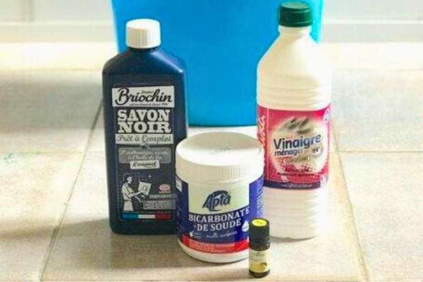 Savon noir, bicarbonate et vinaigre pour nettoyage intensif.