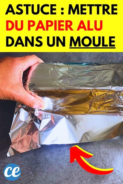 Du papier alu qui est mis sur un moule pour cuisiner