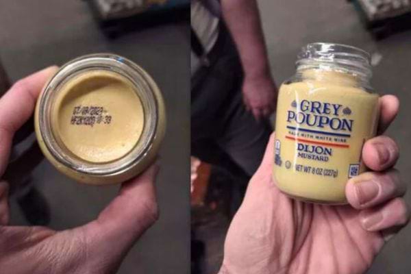 Pot de moutarde Grey Poupon montré sous deux angles.
