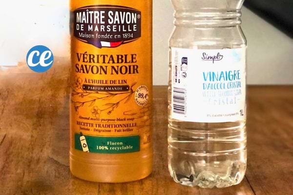 Flacon de savon noir et vinaigre blanc pour nettoyage.