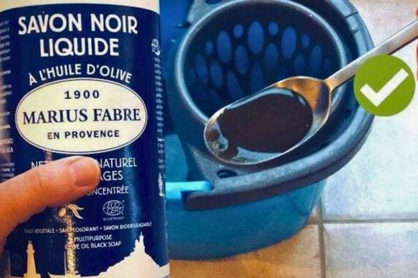 Hotte de cuisine avant et après nettoyage au savon noir.