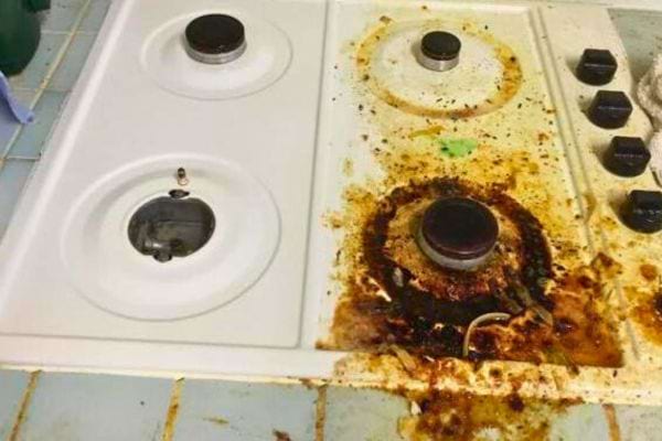 Plaque de cuisson sale avant nettoyage au savon noir.