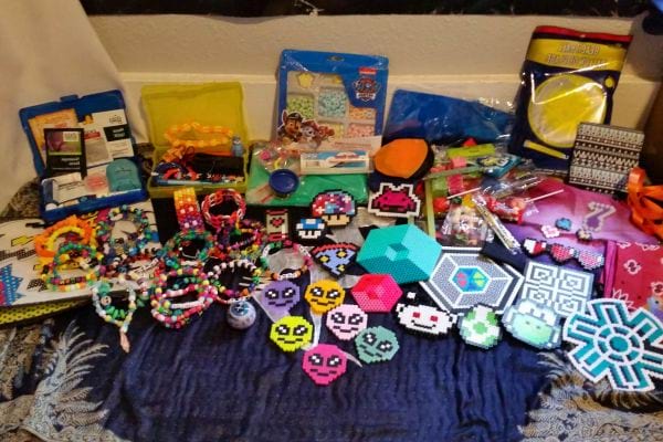 Objets décoratifs en perles colorées.