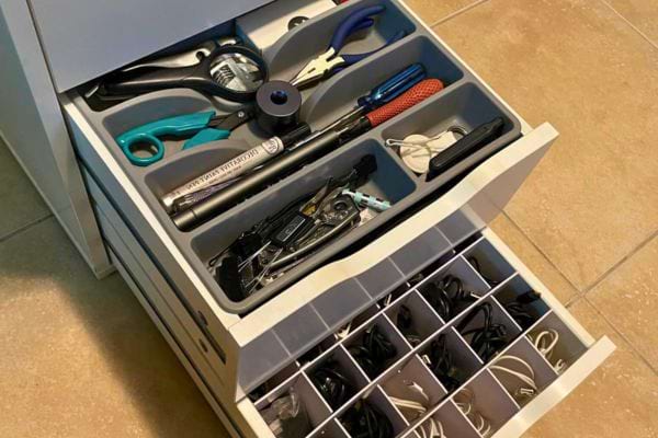 Tiroir organisé avec des outils.