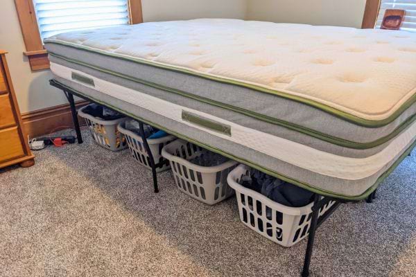 Paniers de rangement sous un lit.