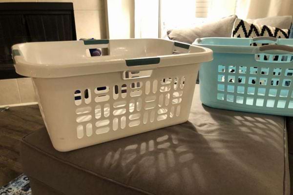 Paniers à linge vides sur un canapé.