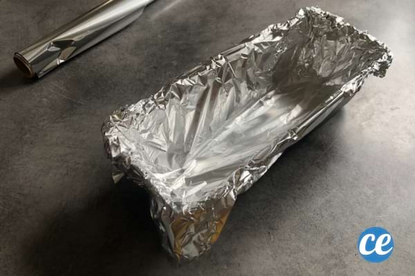 Du papier alu dans un moule pour le mettre au four
