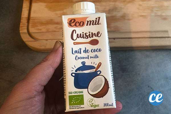 Crème de coco Ecomil tenue en main.