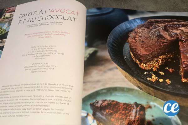 Tarte chocolat-avocat dans un livre de recettes.