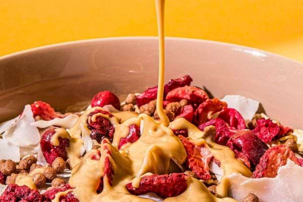 Purée d’oléagineux versée sur granola.