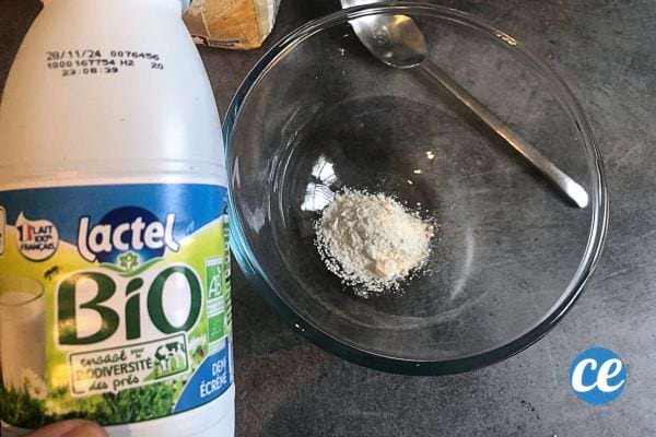Lait Lactel Bio et bol avec poudre.