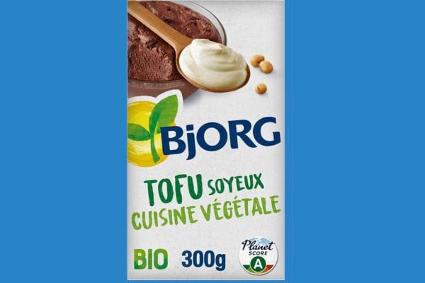 Tofu soyeux Bjorg avec cuillère de crème.