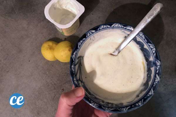 Yaourt brassé avec citron dans bol.