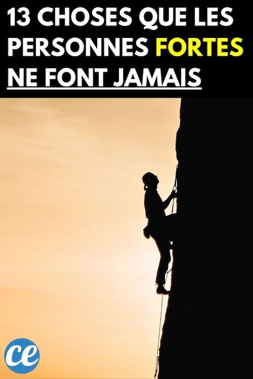 Homme qui escalade une montagne