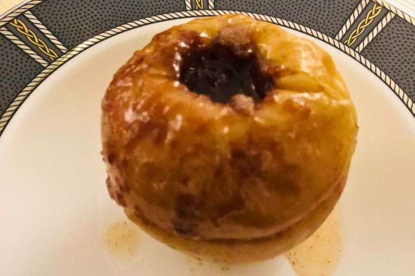 Pomme cuite caramélisée servie entière.