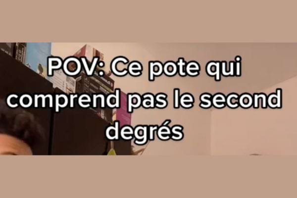 Texte "POV : Ce pote qui comprend pas le second degré" sur un fond intérieur.