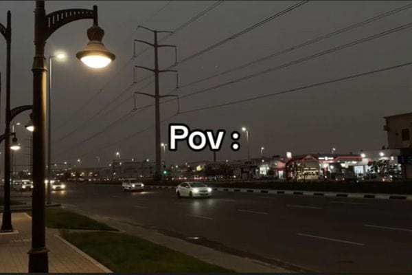 Rue sombre avec lampadaires allumés, texte "Pov" au centre.