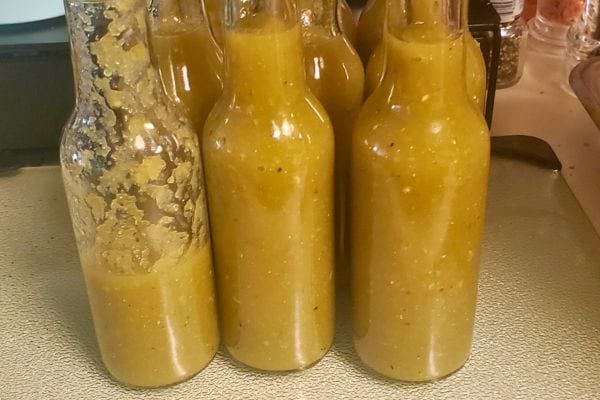 Bouteilles de sauce piquante maison.