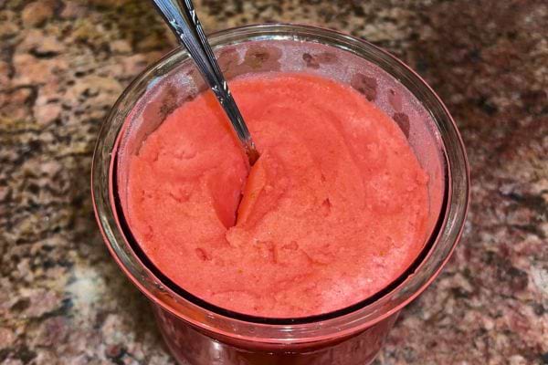 Sorbet à la fraise dans un verre.