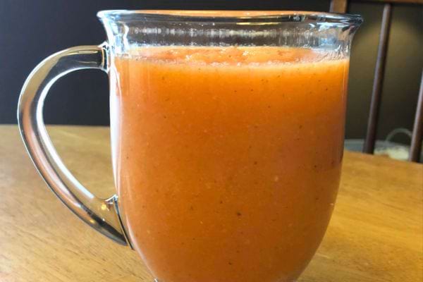 Soupe froide de tomate dans une tasse en verre.