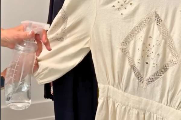 Un spray de vodka sur une robe pleine d'odeurs