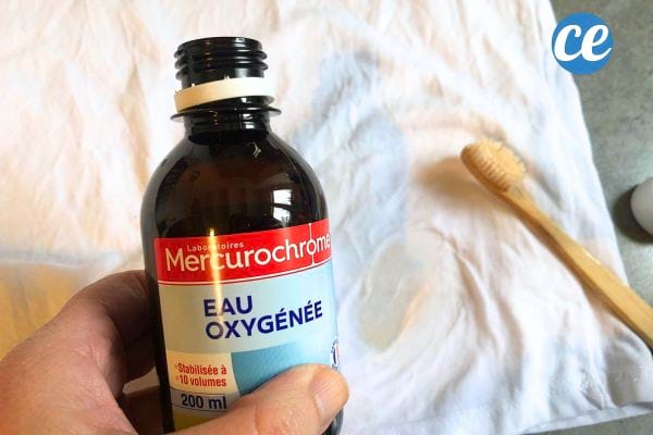 Eau oxygénée en bouteille pour une tache de ketchup.