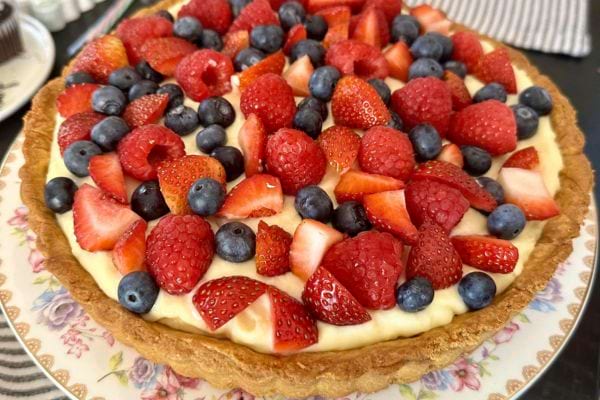 Tarte aux fruits rouges sur crème pâtissière.