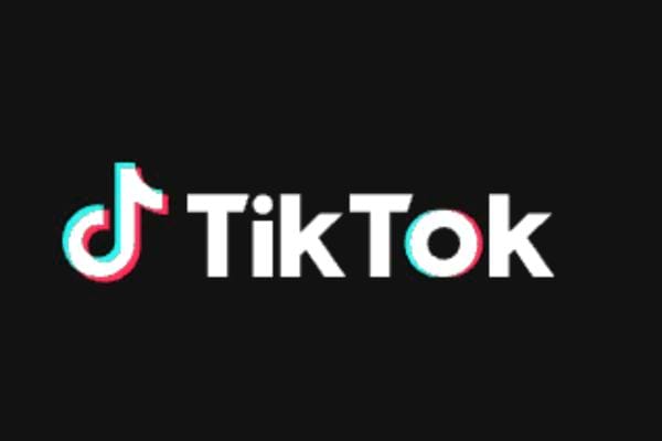 Logo TikTok en blanc et rouge sur un fond noir.