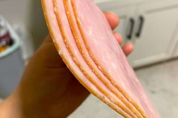 Des tranches de jambon blanc qui sont périmées