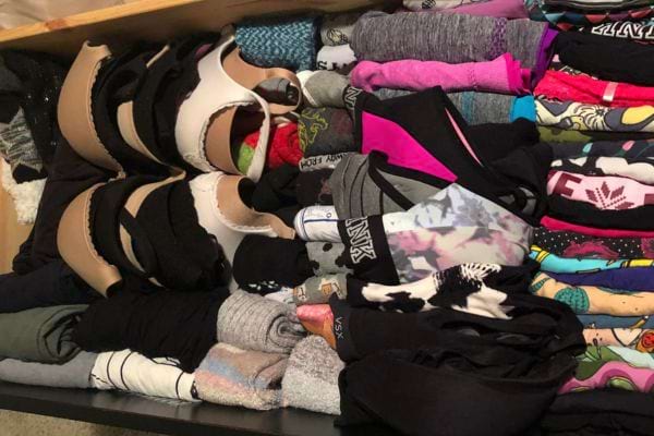 Vêtements pliés rangés dans un tiroir.