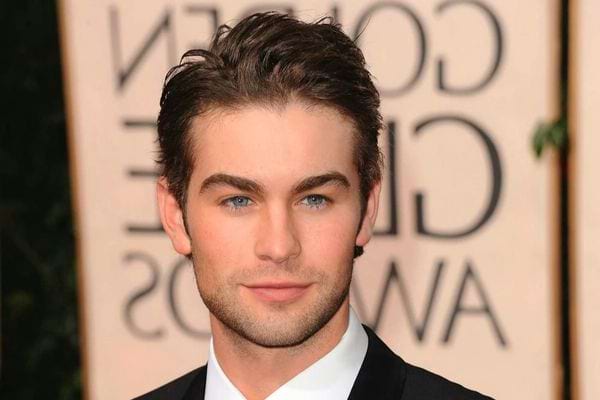 Chace Crawford en smoking noir.